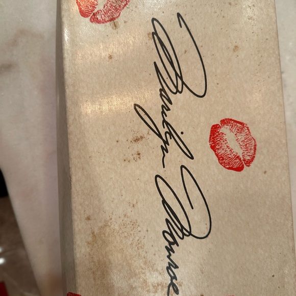 Marilyn Monroe Lip Print Gift Wrap - Picture 5 of 5